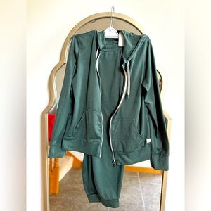 Vuori Hoodie/Jogger Set Size Small *Like new*